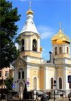 Вид на церковь Трех Святителей с улицы Короленко